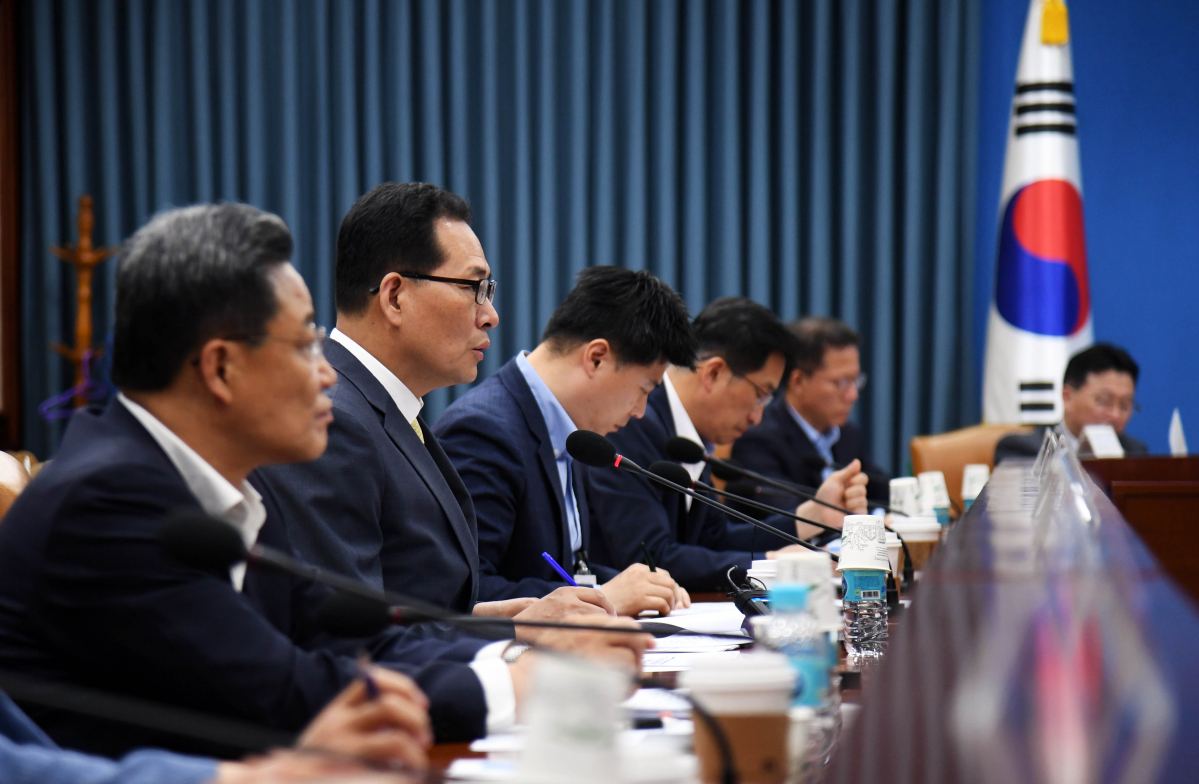 ▲고형권 기획재정부 1차관(왼쪽 두번째)이 5일 서울시 종로구 세종로 정부서울청사에서 열린 제4차 국가경쟁력정책협의회에서 모두발언을 하고 있다.(제공=기획재정부)