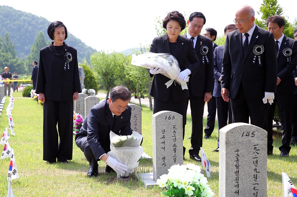 ▲문재인 대통령과 부인 김정숙 여사가 제63회 현충일인 6일 오전 대전 현충원을 찾아 6.25 당시 전사한 고 김기억 육군 중사의 묘지를 시작으로 무연고 묘지를 참배하고 있다.     무연고 묘지는 가족이 없는 호국 영령들을 기리기 위해 마련된 묘소이다.(연합뉴스)