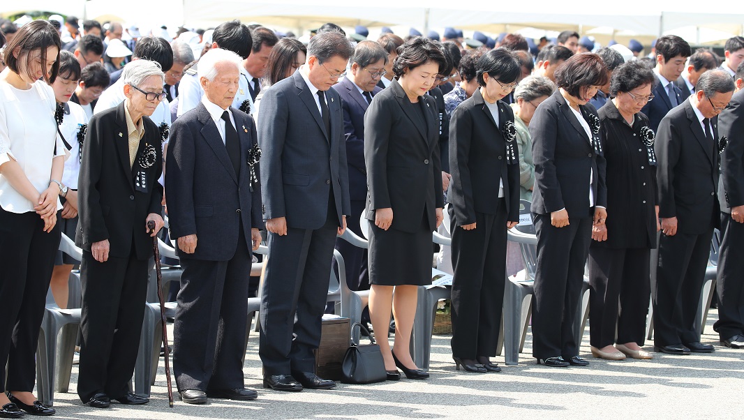 ▲문재인 대통령과 부인 김정숙 여사가 6일 오전 대전 현충원에서 열린 제63회 현충일 추념식에서 참석자들과 함께 호국 영령을 기리며 묵념을 하고 있다. (연합뉴스)