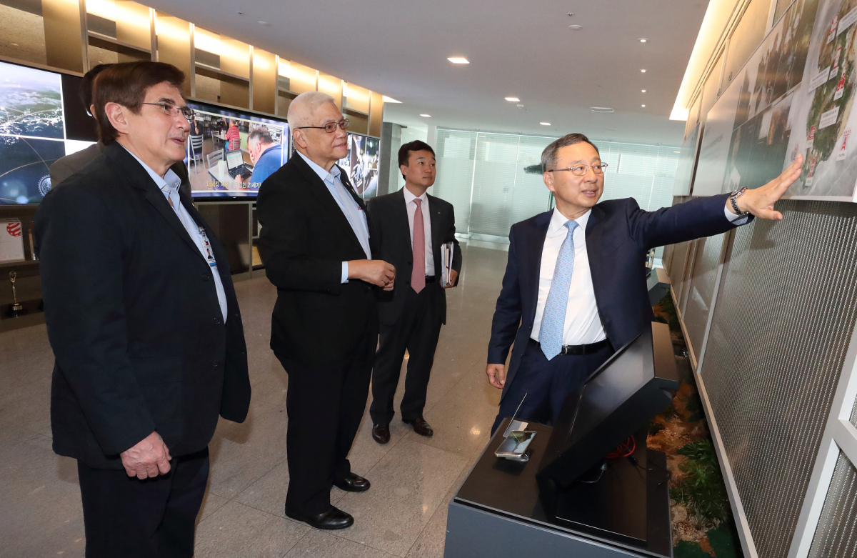 ▲5일, 서울 종로구 KT광화문빌딩 East에서 KT 황창규(오른쪽 첫 번째) 회장이 필리핀 정부의 현 정보통신부 장관대행인 엘리시오 미하레스 리오 주니어(왼쪽 두 번째), 차기 정통부 장관 내정자인 그레고리오 호나산(왼쪽 첫 번째) 등에게 백령 기가 아일랜드에 적용된 KT의 ICT 솔루션에 대해 설명하고 있다. (사진제공= KT)