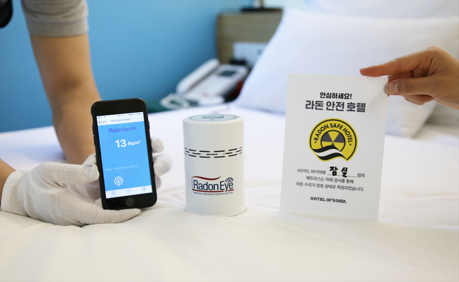 ▲호텔 여기어때가 전국 가맹점을 상대로 측정한 라돈 수치 결과 증명서를 들어 보이고 있다.(여기어때)