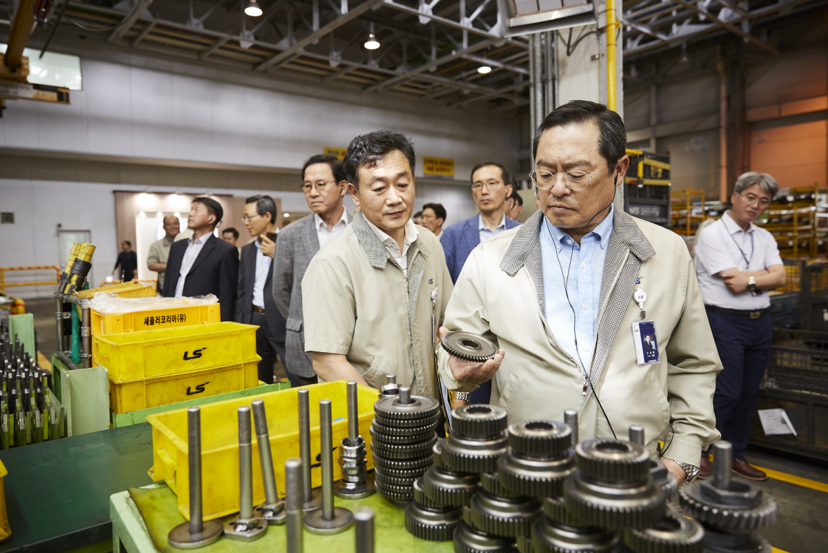 ▲구자열 LS그룹 회장이 지난 5일 LS엠트론 전주사업장을 방문해 트랙터 변속기 조립라인을 둘러보고 있다.(사진=LS그룹)