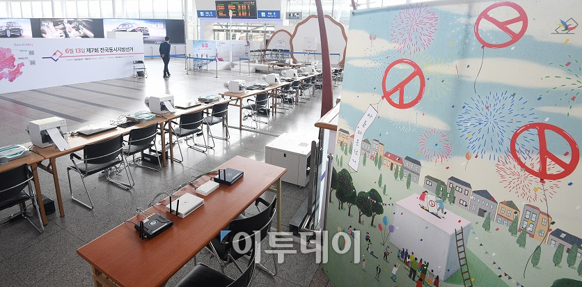 ▲'제7회 전국동시지방선거' 및 '국회의원 재·보궐선거'의 사전투표일을 하루 앞둔 7일 오전 서울역 KTX 타는 곳 앞에 마련된 사전투표소가 외부인의 출입이 철저하게 통제된 채 유권자를 기다리고 있다. 8일부터 이틀간 진행되는 사전투표는 읍·면·동사무소를 비롯한 인천공항, 서울역 등에 설치된 투표소에서 별도의 부재 신고 없이 신분증을 지참하면 투표할 수 있다. 오승현 기자 story@