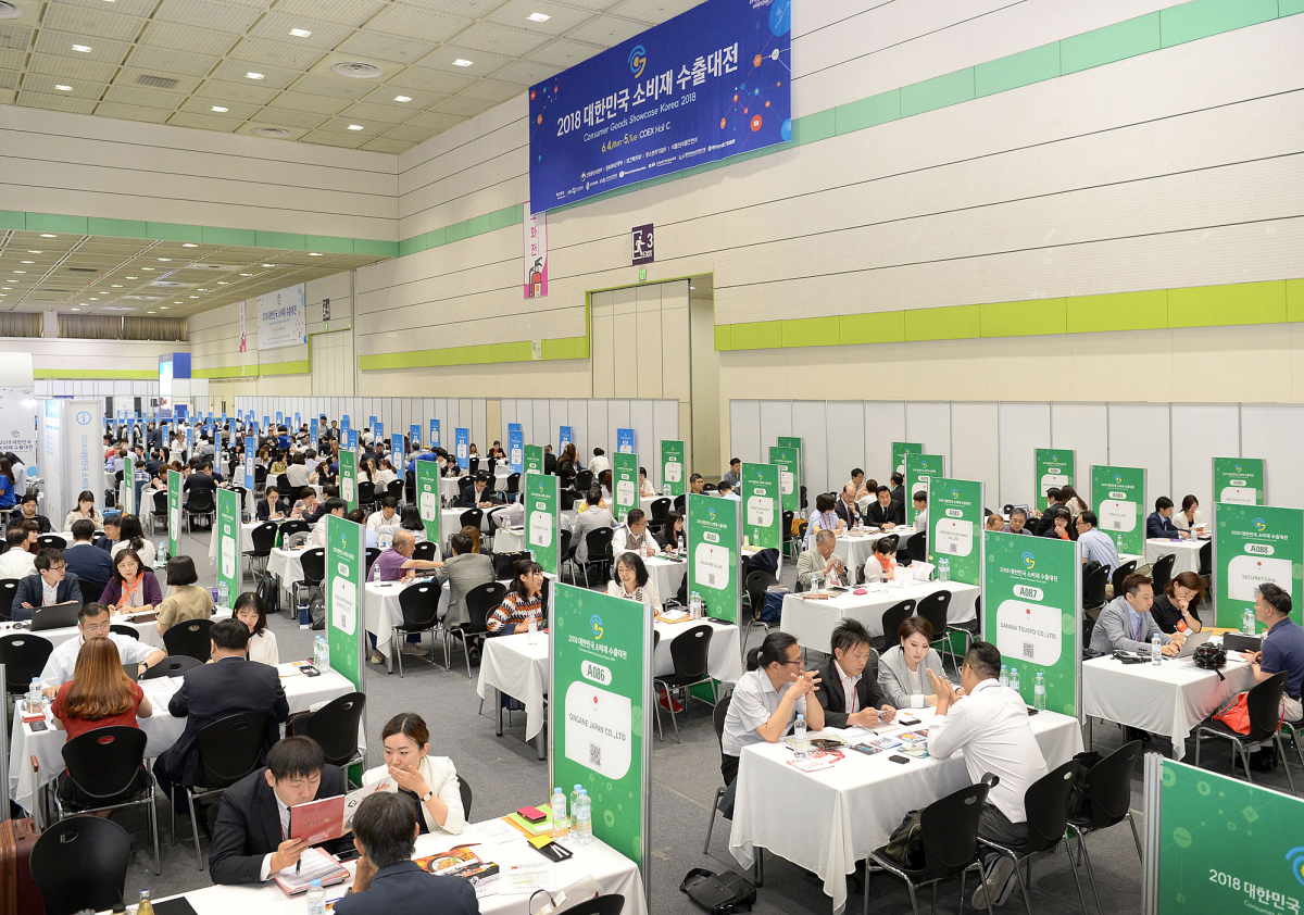 ▲지난 4일 서울 삼성동 코엑스에서 열린 2018 대한민국 소비재 수출대전에서 국내 참가기업과 해외 바이어가 1:1 수출상담을 하고 있다.(뉴시스)