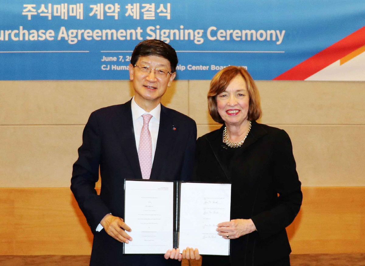 ▲박근태 CJ대한통운 사장(왼쪽)과 앤 드레이크 DSC Logistics 회장이 7일 저녁 서울 중구 필동로 CJ인재원에서 열린 주식매매 계약 체결식 행사에서 기념촬영을 하고 있다.