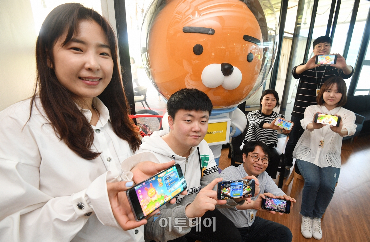 ▲경기도 성남시 분당구 판교테크노밸리에 위치한 사무실에서 만난 글로벌 멀티플랫폼 게임 기업 (주)카카오게임즈 사원들이 자유분방하고 밝은 사내 분위기 아래 개인의 역량과 팀웍을 마음껏 발휘하고 있다. 오승현 기자 story@