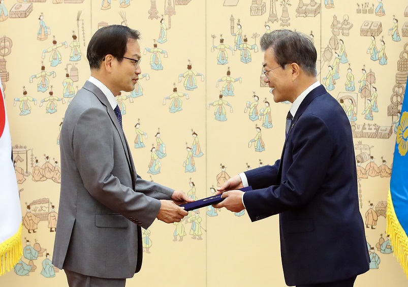 ▲문재인 대통령이 8일 오후 청와대 접견실에서 '드루킹 댓글조작 사건'을 조사할 허익범 특별검사에게 임명장을 수여하고 있다.(연합뉴스)