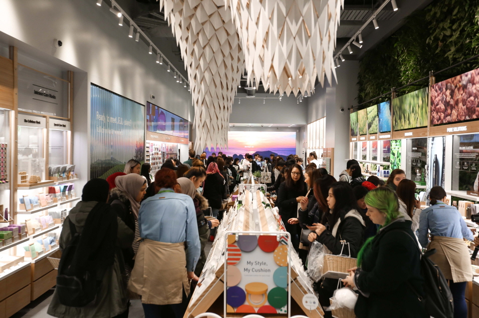 ▲이니스프리 멜버른 1호점 오픈 첫날, 매장을 찾은 고객들의 모습.(사진제공=이니스프리)
