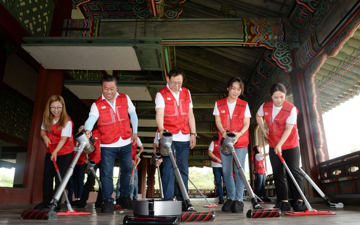 ▲LG전자가 한국의 문화유산을 보호하는 데 앞장서며 기업의 사회적 책임을 적극 실천한다. LG전자와 문화재청은 8일 경복궁에서 문화유산을 보호하고 알리기 위한 후원행사를 열었다. LG전자 조성진 부회장(가운데), 배상호 노조위원장(왼쪽에서 두번째), '팀 킴' 김선영 선수(왼쪽 끝), '팀 킴' 김경애 선수(오른쪽 끝)가 경복궁 경회루를 청소하고 있다.(사진=LG전자)