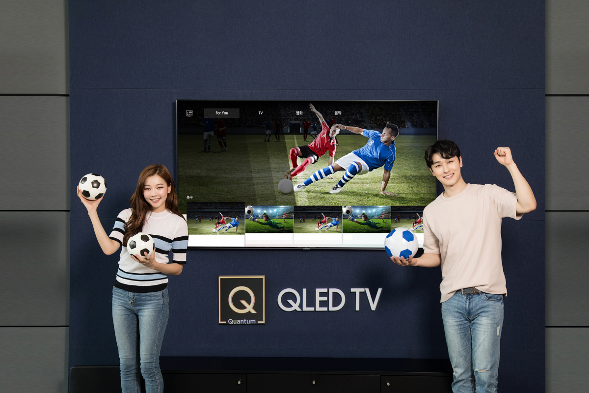 ▲삼성전자는 13일부터 다음 달 15일까지 QLED TV를 포함해 2018년형 삼성 스마트 TV (UHD TV 7400 이상 모델) 사용자들을 대상으로 축구 관련 채널을 자동으로 검색·추천해 주는 큐레이션 서비스를 제공한다. 모델들이 2018년형 QLED TV의 AI기반 축구 큐레이션 서비스를 통해 축구 경기를 시청하고 있다.(사진=삼성전자)