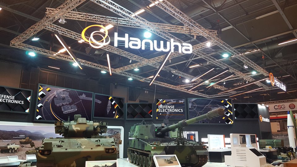 ▲한화그룹 방산 4사는(㈜한화, 한화시스템, 한화지상방산, 한화디펜스)은 6월 11일부터 15일까지 프랑스 파리에서 열리는 방산 전시회 ‘유로사토리 2018(Eurosatory 2018)’에 통합 부스를 열고 유럽 시장 공략을 위한 본격적인 마케팅에 나선다. 천무(㈜한화)와 차량용 전자광학추적장비 (한화시스템), 자주포(한화지상방산), 비호복합(한화디펜스) 등 각 방산계열사의 주력 무기체계와 시스템이 실물과 모형으로 전시되며 관람객의 이목을 끌 예정이다.(사진제공=한화)
