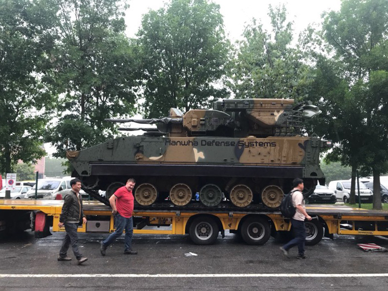 ▲전시장 입구에 도착한 비호복합. 4월 1일 마산항을 출발한 비호복합은 두 달여에 걸친 운반을 통해 6월 5일 파리 전시장에 도착했다.(사진제공=한화디펜스)