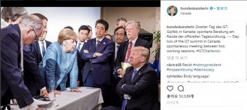 ▲지난주 G7 회의 기간 도널드 트럼프(오른쪽) 미국 대통령을 놓고 다른 정상들이 둘러싸는 모습. 미국과 다른 주요 6개국 간의 불화를 나타내고 있다. 출처 앙겔라 메르켈 독일 총리 SNS. 
