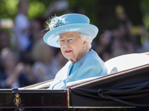 ▲올해로 92세가 된 엘리자베스 2세 영국 여왕이 9일(현지시간) 런던 버킹엄궁에서 열린 자신의 생일 축하행사에 마차를 타고 등장하고 있다. 런던/EPA연합뉴스
