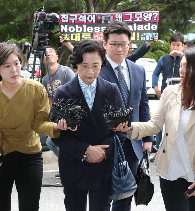 ▲외국인 불법 고용 혐의로 한진그룹 이명희 전 일우재단 이사장이 피의자 신분으로 조사받기 위해 11일 서울 양천구 목동 법무부 산하 서울 출입국외국인청에 출석하고 있다. (연합뉴스)