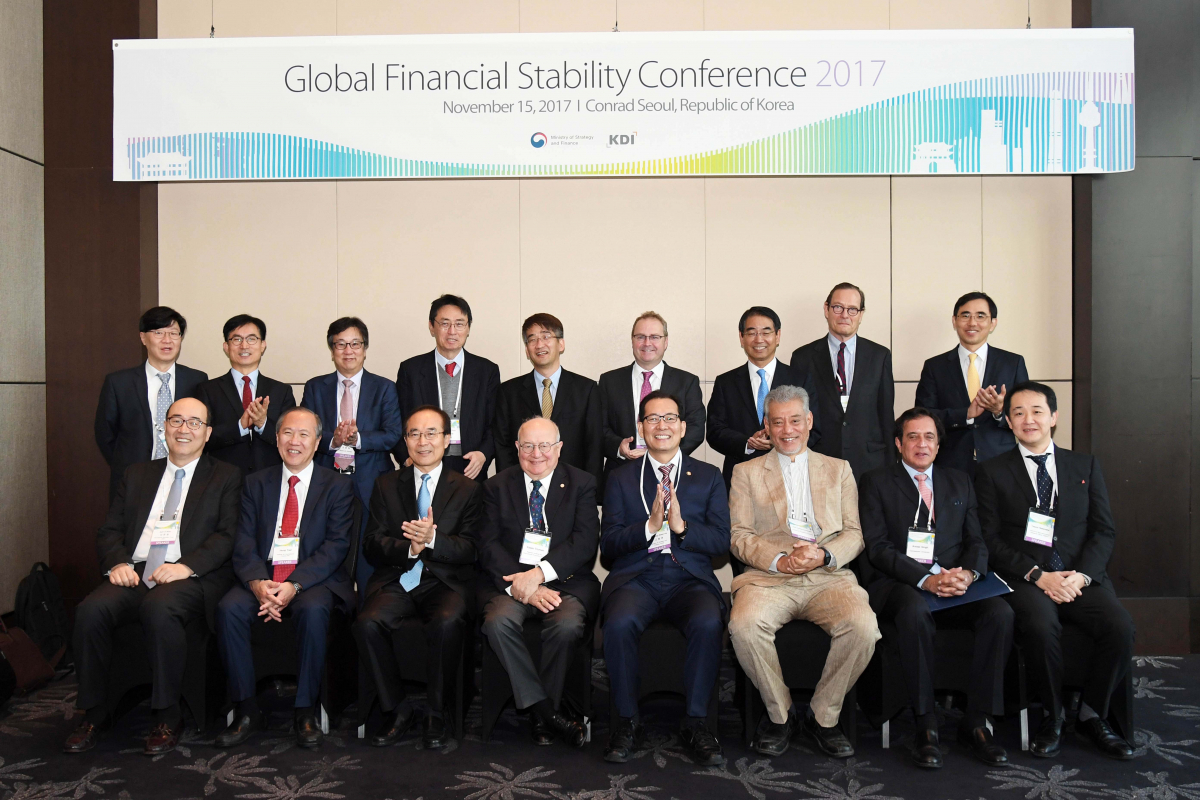 ▲고형권 기획재정부 차관이 지난해 11월 15일 서울 영등포구 여의도 콘래드호텔에서 열린 '2017년 글로벌 금융안정 컨퍼런스'에 참석해 참석자들과 기념촬영을 하고 있다.(뉴시스)