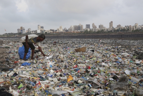▲올해 초 인도 뭄바이 아라비아해 해변에 플라스틱과 여러 쓰레기가 뒤섞여 쌓여있다. 뭄바이/AP연합뉴스
