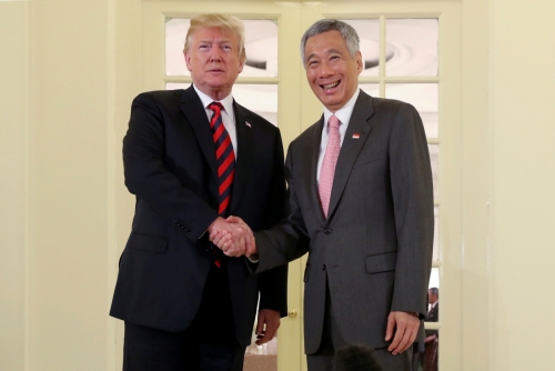 ▲싱가포르 이스타나궁에서 도널드 트럼프(왼쪽) 미국 대통령과 리셴룽 싱가포르 총리가 만나 악수하고 있다. 싱가포르/REUTER연합뉴스
