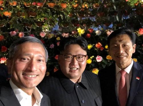 ▲(왼쪽부터) 비비안 발라크리슈난(오른쪽) 싱가포르 외무장관과 김정은(가운데) 북한 국무위원장이 가든스 바이 더 베이에서 기념사진을 찍고 있다. 출처 비비안 발라크리슈난 트위터 캡쳐
