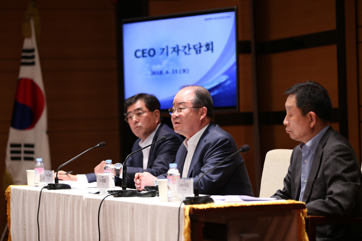 ▲정성립 대우조선해양 사장이 11일 ‘CEO 기자간담회’가 열린 서울 중구 대우조선해양빌딩에서 인사말을 하고 있다. 왼쪽부터 조욱성 부사장, 정 사장, 이근모 부사장.  사진제공 대우조선해양