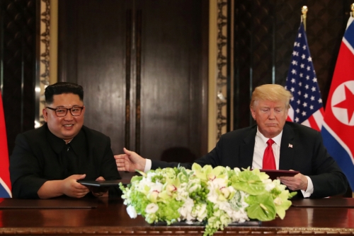 ▲김정은(왼쪽) 북한 국무위원장과 도널드 트럼프 미국 대통령이 12일(현지시간) 공동합의문에 서명하고 있다. 싱가포르/로이터연합뉴스
