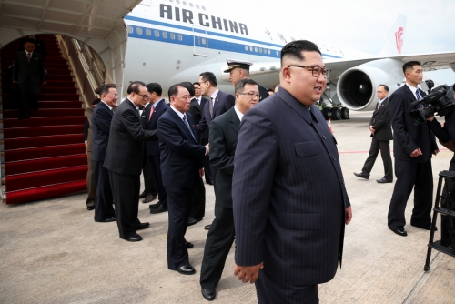 ▲10일(현지시간) 김정은 북한 국무위원장이 에어차이나 747기을 타고 싱가포르 창이공항에 내려 걸어가고 있다. 싱가포르/EPA연합뉴스
