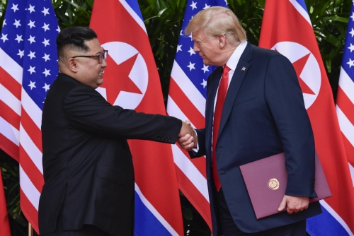 ▲김정은(왼쪽) 북한 국무위원장과 도널드 트럼프 미국 대통령이 6월 12일 싱가포르에서 정상회담 일정을 마치고 악수하고 있다. (싱가포르/AP뉴시스 )
