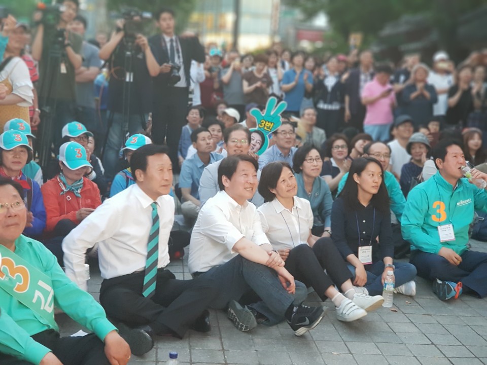 ▲안철수 바른미래당 서울시장 후보가 6.13 지방선거를 하루 앞둔 12일 저녁 서울 종로구 탑골공원 앞에서 열린 '바꾸자, 서울' 총집결 유세에서 손학규 중앙선대위원장, 딸 설희씨, 부인 김미경 교수와 무대를 지켜보고 있다.(김하늬 기자 honey@)