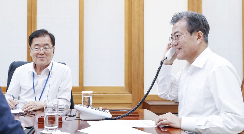 ▲문재인 대통령이 12일 오후 청와대에서 북미 정상회담을 마친 미국 도널드 트럼프 대통령과 통화하고 있다. (사진제공=청와대)