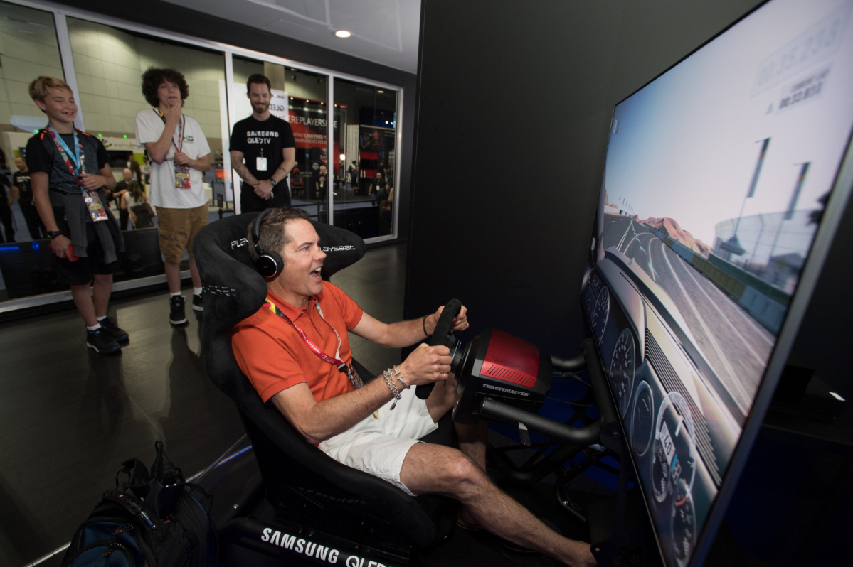 ▲12일(현지시간) 미국 로스엔젤레스 컨벤션 센터에서 열린 세계 최대 게임쇼 'E3 2018'의 삼성 QLED TV 체험존에서 관람객들이 대형 QLED TV로 게임을 즐기고 있다.(사진=삼성전자)