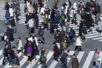 ▲일본 도쿄 시내를 시민들이 걷고 있다. 도쿄/AP뉴시스