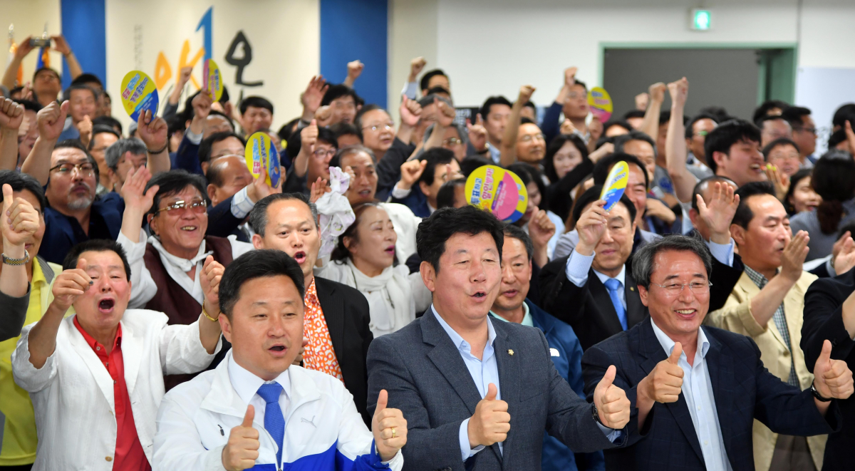 ▲6.13지방선거에서 부산 부산진구 더불어민주당 오거돈 부산시장 후보 선거캠프에서 부산시당 관계자와 지지자 등이 방송사 출구조사 결과가 발표되자 환호하고 있다.(뉴시스)