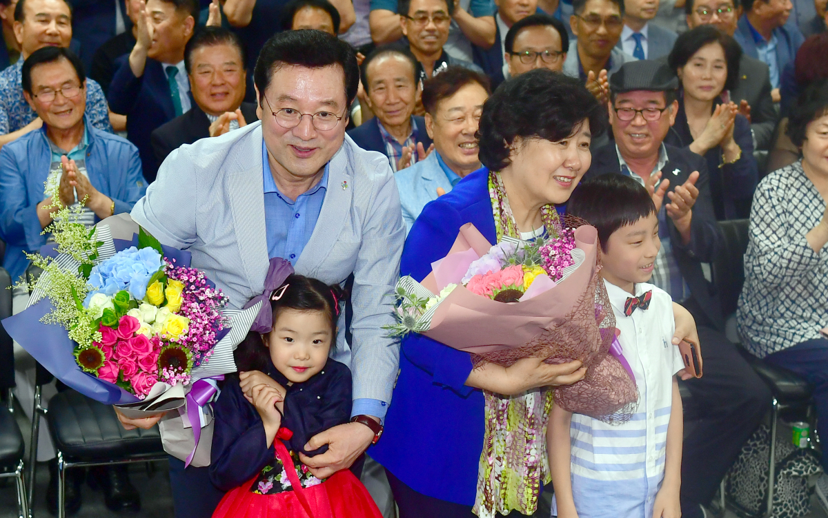 ▲제7회 전국동시지방선거가 치러진 13일 오후 광주 서구 더불어민주당 이용섭 광주시장 후보 캠프에서 이 후보가 당선이 유력시 되자 꽃다발을 받고있다. (뉴시스)