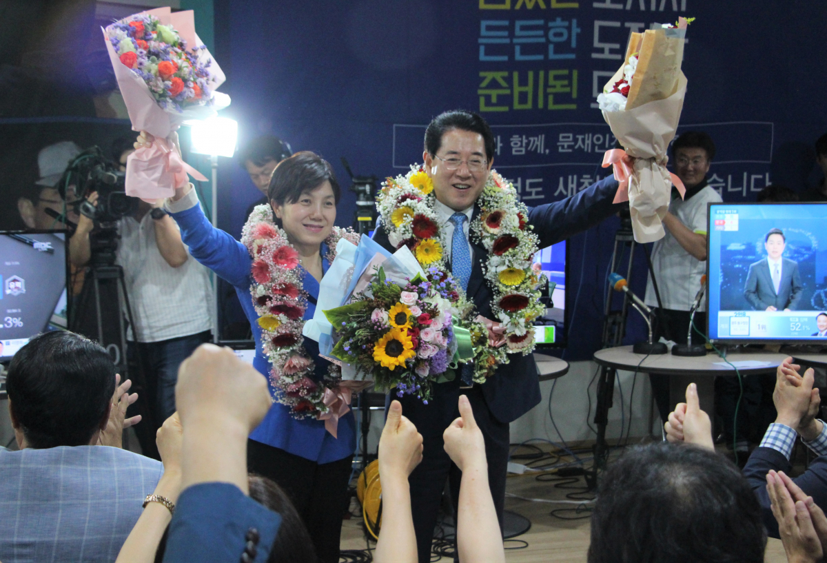 ▲김영록 더불어민주당 전남도지사 후보가 13일 순천시 자신의 선거사무실에서 당선이 확실시되자, 부인 정라미 여사와 환호하고 있다. (뉴시스)