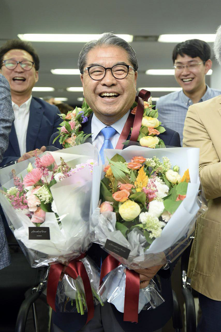 ▲6·13 경기도교육감에서 재선에 도전한 이재정 후보가 당선이 확실시 되자 수원시 인계동에 차려진 선거 사무소에서 꽃다발을 들고 웃고 있다. (연합뉴스)