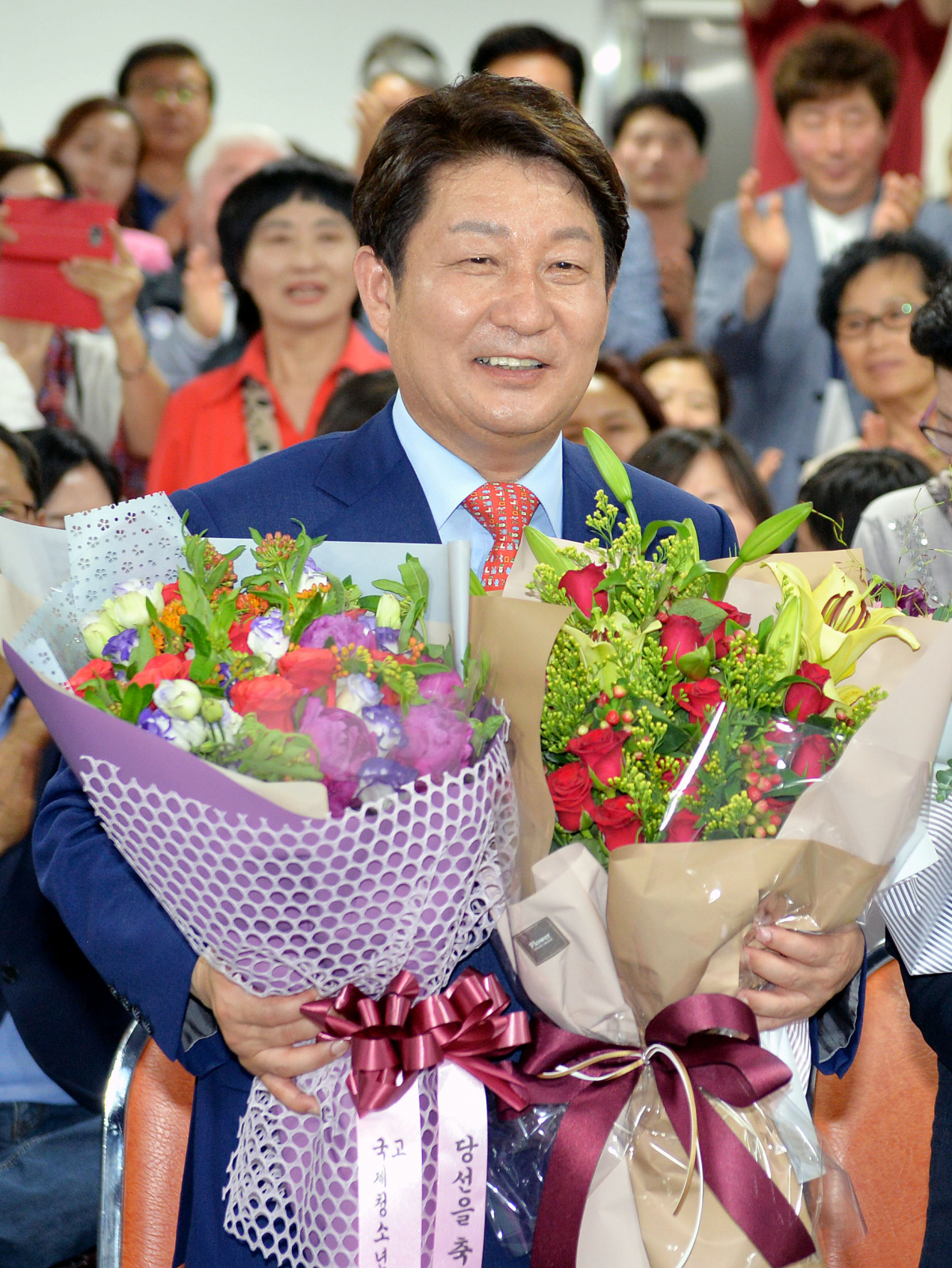 ▲6·13 지방선거 대구시장에 출마한 자유한국당 권영진 후보가 13일 오후 대구시 수성구 범어동 선거사무실에서 당선이 유력하자 꽃다발을 들고 지지자들과 함께 기뻐하고 있다.(뉴시스)
