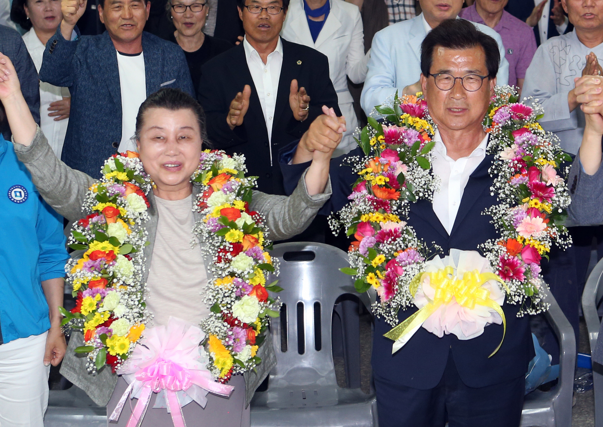 ▲ 6·13지방선거에서 3선에 성공한 이시종 충북지사 당선인이 부인 김옥신 여사와 함께 환호하고 있다.(뉴시스)
