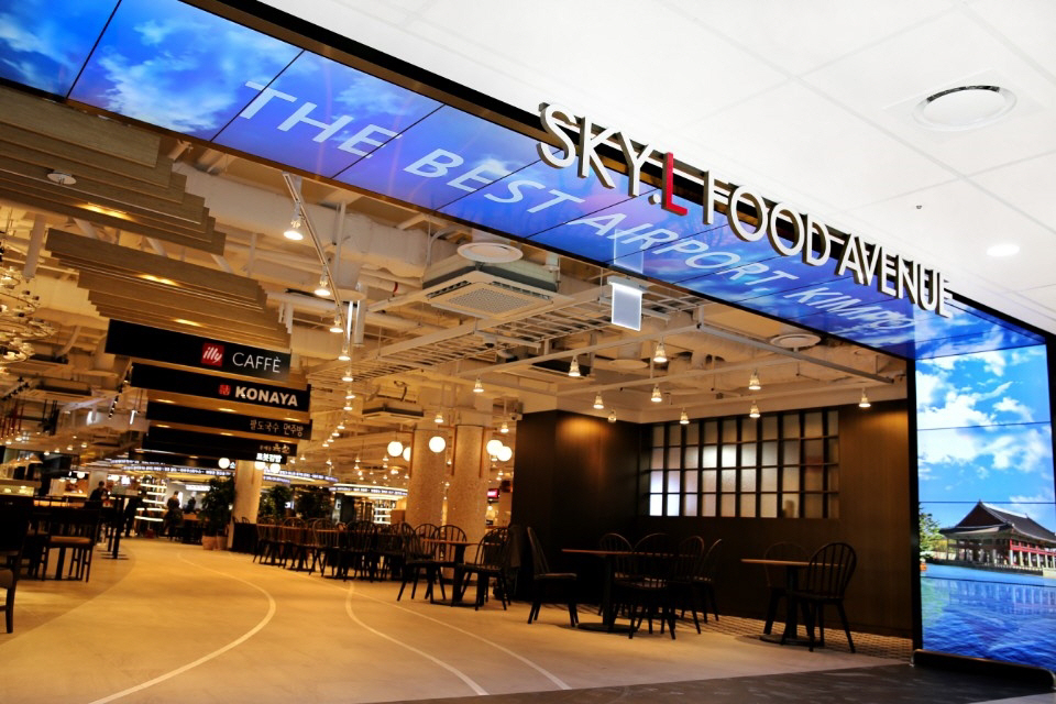 ▲롯데지알에스 김포공항 국내선에 위치한 ‘스카이 엘 푸드 에비뉴’ 사진제공=롯데지알에스