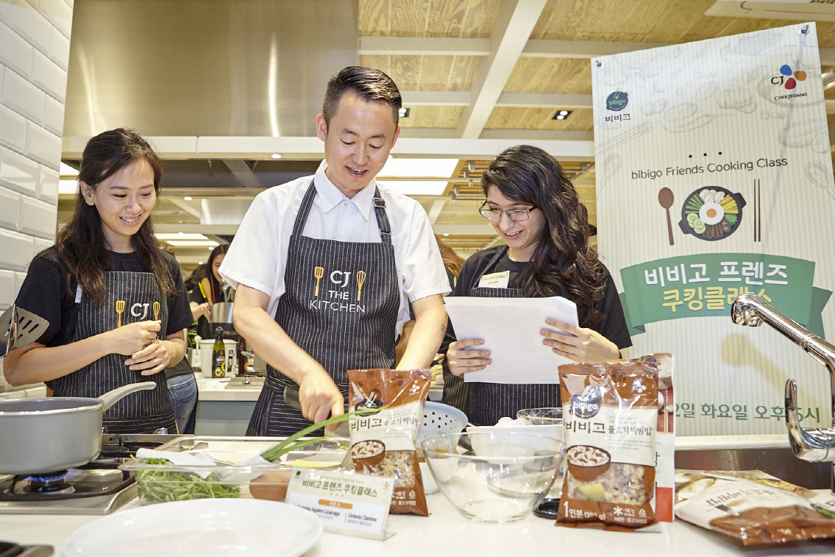 ▲글로벌 서포터즈와 함께하는 ‘여름 보양식 쿠킹클래스’. 사진제공 CJ제일제당