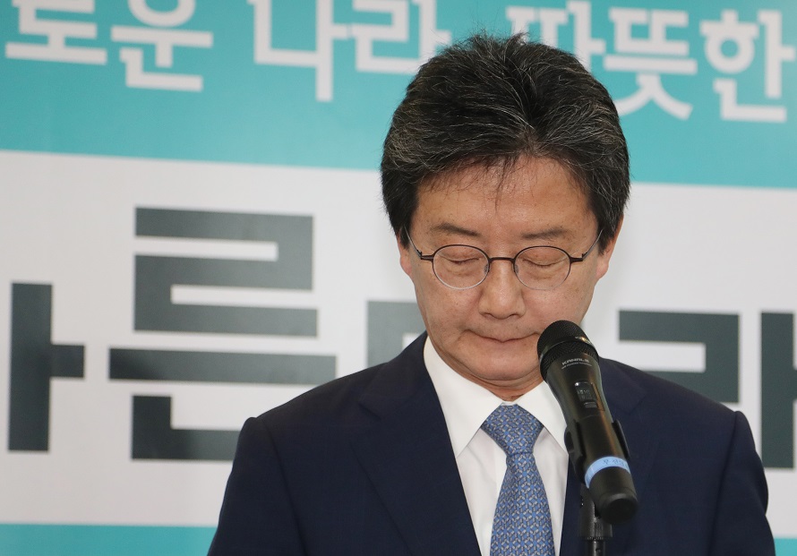 ▲바른미래당 유승민 공동대표가 굳은 표정으로 14일 서울 여의도 당사에서 6.13 지방선거 및 재보궐 선거 결과에 대한 책임을 지고 공동대표 사퇴를 밝히고 있다. (연합뉴스)