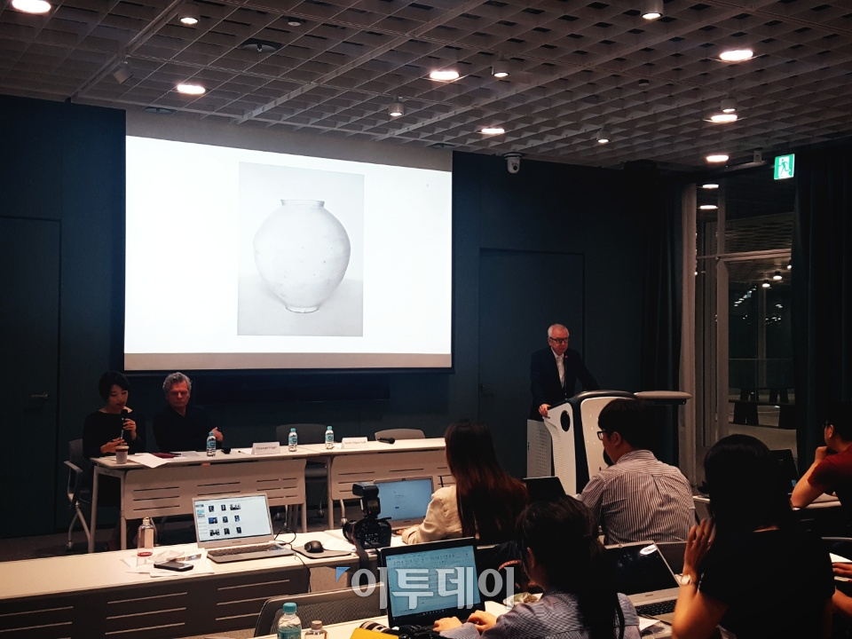 ▲건축가 데이비드 치퍼필드가 14일 아모레퍼시픽 신사옥에서 기자간담회를 진행하고 있다. (사진=고대영기자 kodae0@)