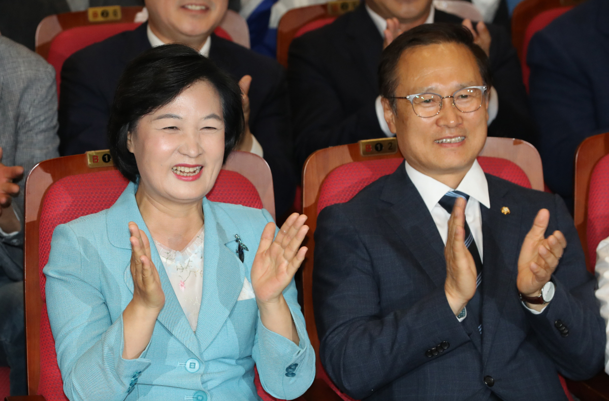 ▲더불어민주당 추미애 대표와 홍영표 원내대표가 13일 저녁 국회 의원회관에 마련된 개표상황실에서 6·13 지방선거 개표방송을 시청하며 민주당의 압승을 예측하는 출구조사 결과가 발표되자 박수치고 있다. (연합뉴스)