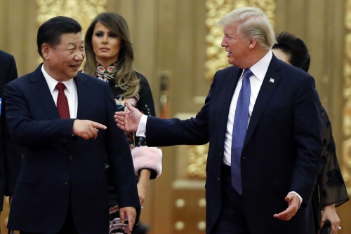 ▲도널드 트럼프(오른쪽) 미국 대통령과 시진핑 중국 국가주석이 지난해 11월 9일(현지시간) 베이징 인민대회당에서 열린 국빈 만찬회장에 함께 들어서고 있다. 트럼프 대통령은 14일 중국에 대한 500억 달러 규모 관세 방안을 승인한 것으로 전해졌다. 베이징/AP연합뉴스 
