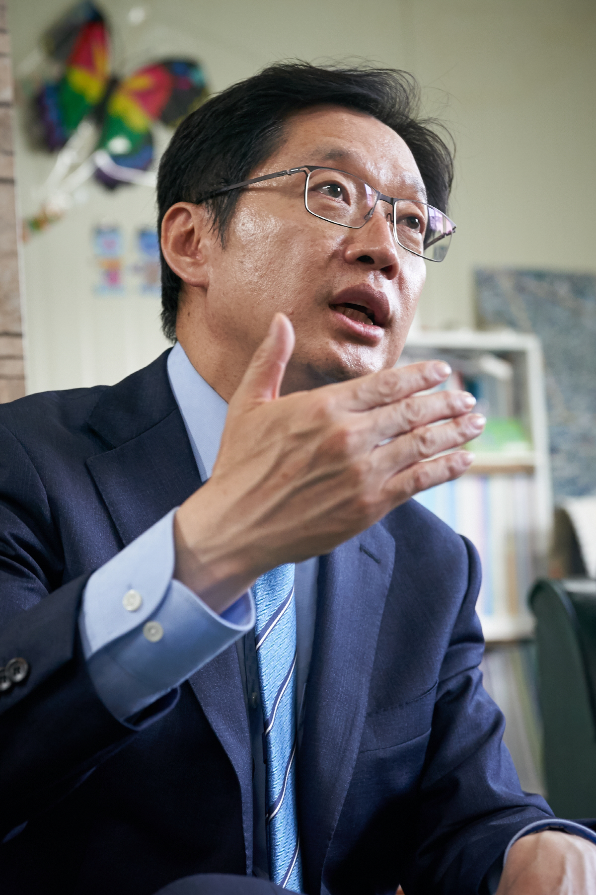 ▲　김경수 경남도지사 당선인은 이투데이와의 인터뷰에서 이번 선거에 대해 “미래팀이 과거팀을 이기게 해 줬다”고 총평하면서 “지역주의를 극복할 수 있는 기반이 마련됐다”고 말했다. 그는 “경남 발전에 진보와 보수는 없다”며 ‘위기에 빠진 경남 경제 살리기’ 공약 실천을 위한 ‘실용’과 ‘변화’를 재차 강조했다.(사진 제공=김경수 캠프)