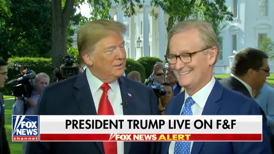 ▲도널드 트럼프 미국 대통령이 15일(현지시간) 백악관 잔디밭에서 폭스뉴스와 인터뷰를 하고 있다. 트럼프 대통령은 이날 인터뷰 중 “‘아버지의 날(17일)’에 북한에 전화를 할 것”이라고 말했다.(사진=폭스뉴스 동영상 캡처)