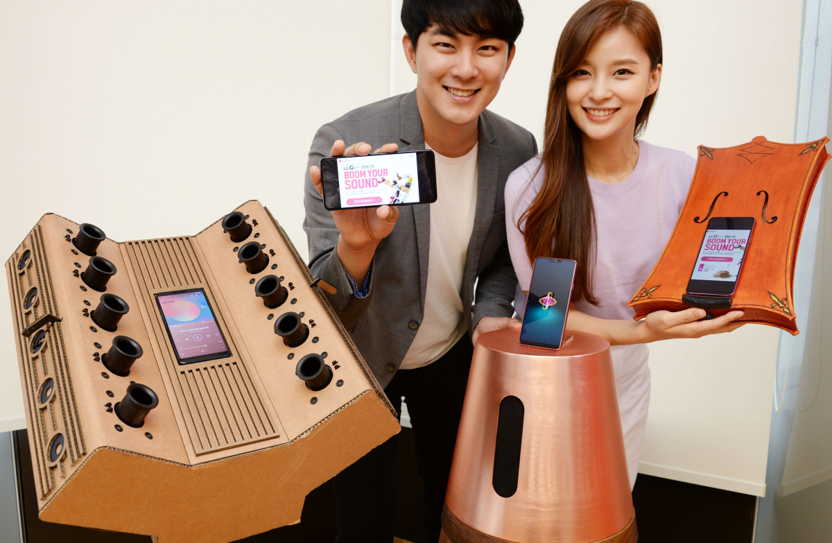 ▲LG전자가 나만의 붐박스 부스터를 만들어 개성을 뽐내는 '붐 유어 사운드(Boom Your Sound)' 이벤트를 진행한다. 모델이 서울 여의도 LG트윈타워에서 이번 이벤트의 심사위원들이 직접 만든 LG G7 ThinQ 붐박스 부스터 작품을 소개하고 있다.(사진=LG전자)