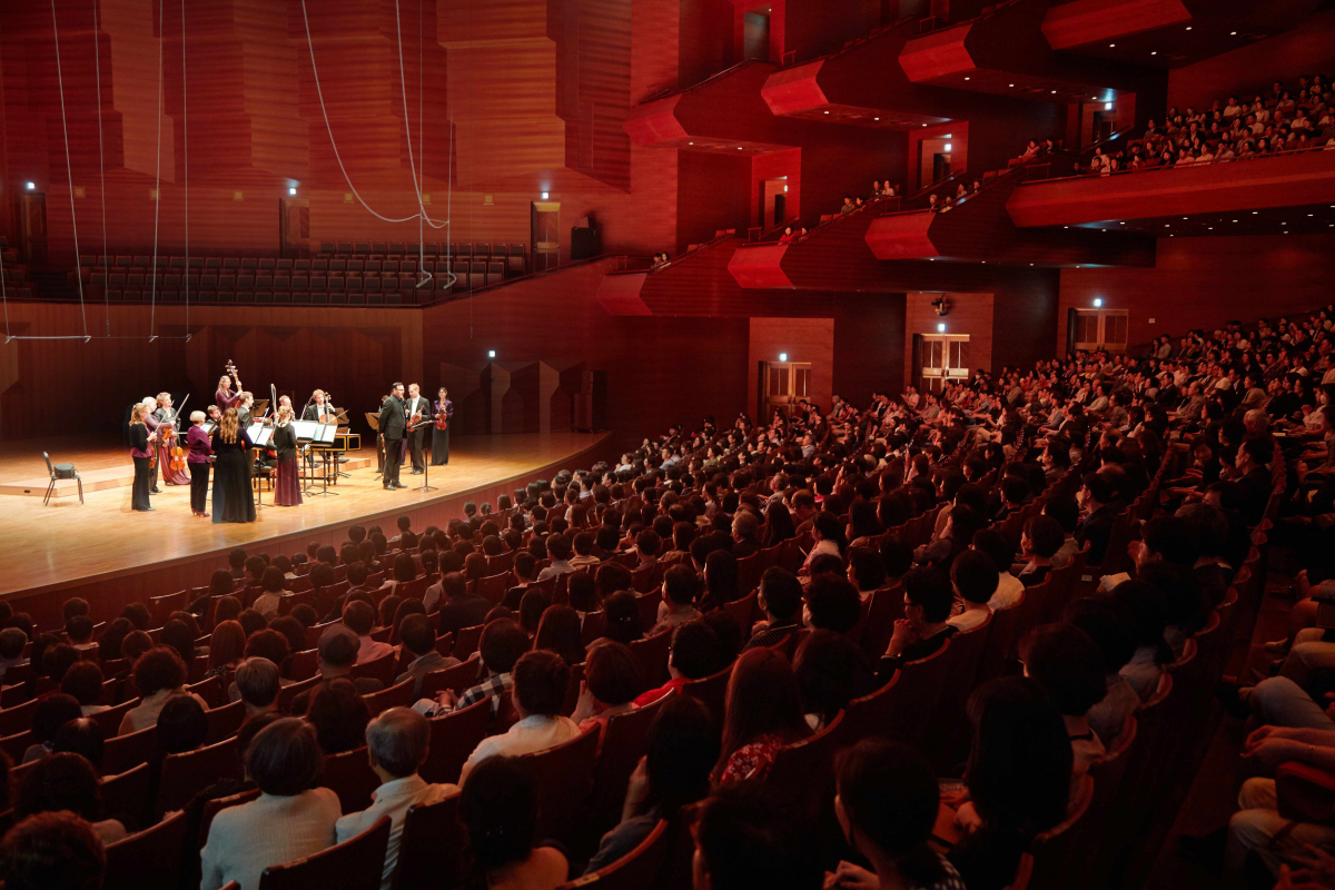 ▲6월 15일 서울 예술의 전당 콘서트홀에서 세계적인 카운터테너 ‘안드레아스 숄’과 바로크 고음악 연주단체 ‘잉글리시 콘서트’ 공연을 보기 위해 객석을 가득 매운 관객들(사진제공=한화)