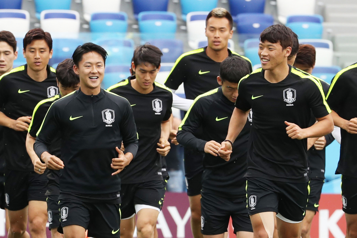 ▲한국 축구 국가대표팀 선수들이 17일 러시아 니즈니 노브고로드 경기장에서 ‘2018 러시아 월드컵’ 스웨덴과의 F조 조별리그 1차전 경기를 하루 앞두고 훈련에 나서고 있다.(연합뉴스)