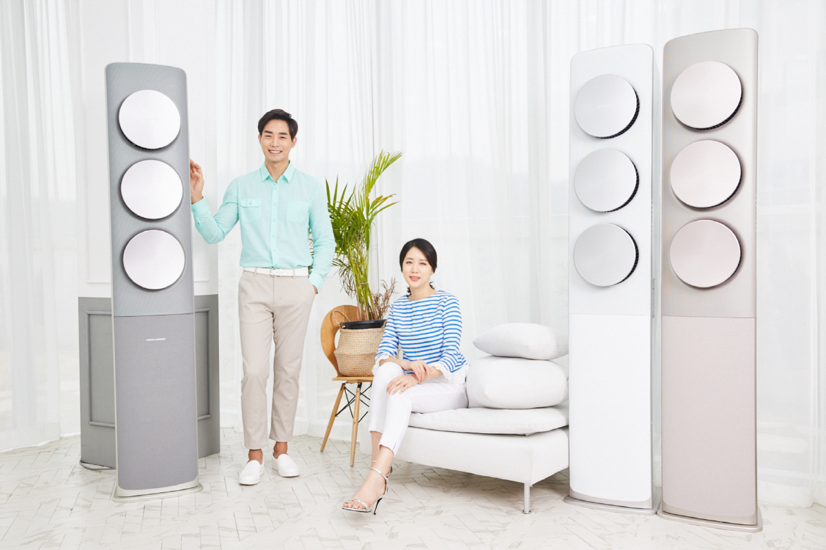 ▲삼성전자가 더욱 진화된 인공지능 기술과 빅스비 적용으로 사용자 환경을 24시간 감지해 맞춤형 기능을 제공하는 2018년형 ‘무풍에어컨’ 을 출시했다. 모델이 2018년형 ‘무풍에어컨’을 소개하고 있다. 사진제공 삼성전자