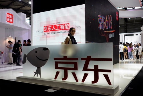 ▲중국 상하이에서 14일(현지시간) 열린 ‘소비자가전쇼(CES) 아시아’ 전시회장에서 징둥상청 로고가 보이고 있다. 상하이/로이터연합뉴스

